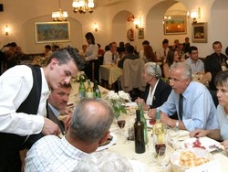 Mangiano e fingono un malore per non pagare il conto al ristorante