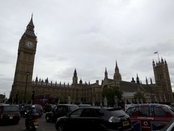 Sorpresa: il Big Ben pende ma non come la torre di Pisa