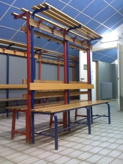 Un amico va a fare la doccia in palestra E lui gli ruba denaro e automobile