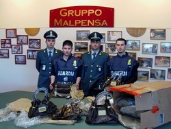 Griffe famose contraffatte Maxi sequestro a Malpensa