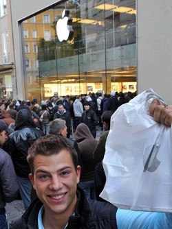 Follia globale per l’iPhone 4S Tutti in fila nel nome di Steve Jobs