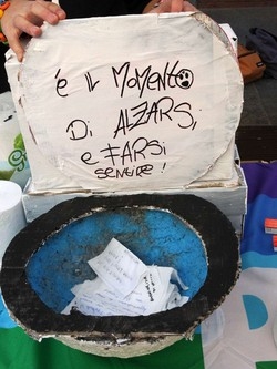 Varese, mega-toilette in piazza E duecento indignati arrabbiati