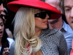 Lady Gaga stupisce ancora con un cappello-ombrello&nbsp;