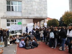 I&nbsp;ragazzi del Manzoni in sciopero &laquo;Protestiamo per poter studiare&raquo;