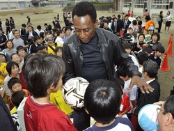 Giappone, Pel&eacute; porta palloni a bambini vittime dello tsunami