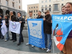 Varese, i poliziotti&nbsp;in piazza &laquo;Aiutateci a comprare la benzina&raquo;