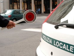 Due vigili aggrediti per strada &laquo;Anche noi dobbiamo difenderci&raquo;