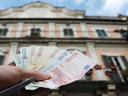 Comuni sull’orlo del baratro &laquo;Tagliano tutto, compresi noi&raquo;