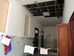 Crolla il controsoffitto a scuola Paura alla Dante di Varese