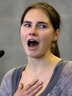 Per Halloween Amanda Knox si veste da ladra a Seattle