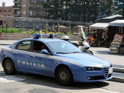 Demolisce parabrezza a pugni denunciato giovane italiano