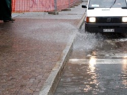 Buchi nell’asfalto e pozze d’acqua Varese rovinata dalla pioggia
