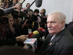 La moglie di Lech Walesa esce dall’ombra con un libro