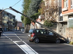 Scoppia una gomma Finisce contro un palo