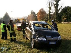 Varese, auto si ribalta in via Tasso Salva per miracolo la conducente