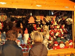 Aria di Avvento al Piazzale Alpini Riaprono le casette di Natale