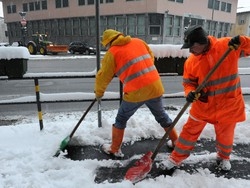 Pochi soldi per spalare la neve “Usiamo profughi e detenuti”