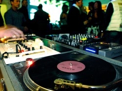 Domenica cocktail e dj set in piazza Comincia cos&igrave; il Natale varesino