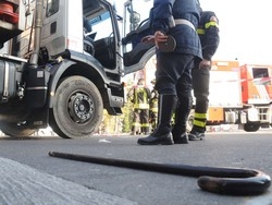 Investito da camion in centro Anziano salvo per miracolo