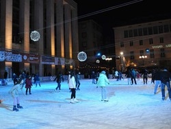 Appuntamenti di sabato 3 Apre la pista di pattinaggio