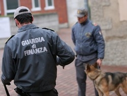 Falso vigilantes alla stazioni Usava una pistola giocattolo