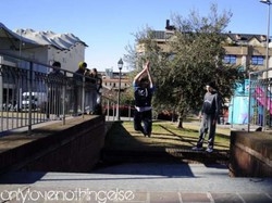 Varese, in centro impazzano gli acrobati del Parkour