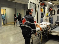 Ferito da colpi d’arma da fuoco e scaricato da un’auto all’ospedale