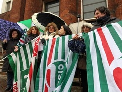 Stipendi in ritardo e con errori Protesta per le pulizie alle Poste