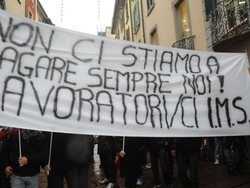 Varese contro la manovra Musica e slogan per i mille