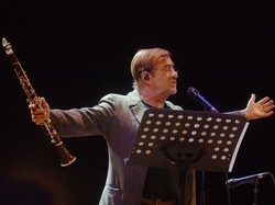 Lucio Dalla &egrave; a casa su un tappeto di fiori