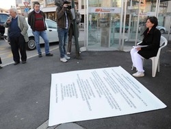 Alexandra non &egrave; pi&ugrave; sola Cresce il fronte della protesta