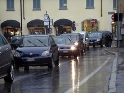 Abruzzo/ Anche oggi carriole in piazza, ma polizia le sequestra