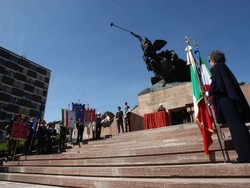 Italia-Libia/ Gheddafi riceve hostess, seconda lezione di Islam