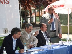 Natale/ Codacons: festa con l’austerity, reggono cibi e giochi