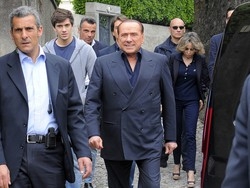 Berlusconi cade in Sardegna Si lussa spalla e polso