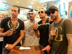 Il rap dei Gemelli DiVersi in citt&agrave; Fans in delirio, autografi e scatti
