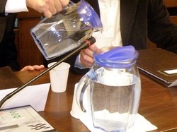 La proposta: stop alle bottiglie Al bar l’acqua nelle brocche