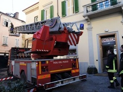 A fuoco un palazzo in centroI pompieri salvano una donna