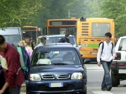Troppi ingorghi all’ItcI ragazzi fanno i vigili