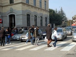 Giungla di&nbsp;macchine in via SanzioAuto in tripla fila davanti alle scuole