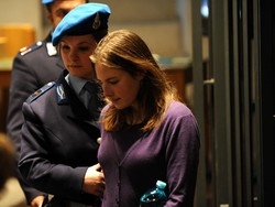 La vendetta di Amanda e Raffaele:"Trattati male dalla polizia"