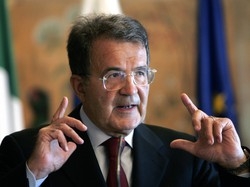 Prodi "fa pace" con il suo PdLa tessera a lui e alla moglie