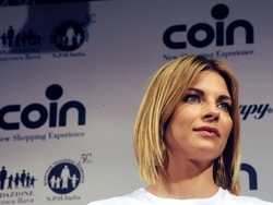 Folla fino in stradaper la firma di Martina