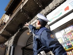 Varese, pezzo di cornicionefinisce sul marciapiedi