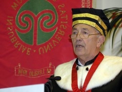 Universit&agrave; nella buferaGuerra tra Varese e Como