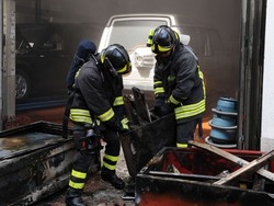 Fiamme in viale BelforteA fuoco un’officina