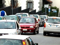 Nella morsa del traffico"Ora allarghiamo le strade"