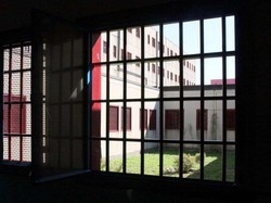 Detenuto magrebino&nbsp;d&agrave; in escandescenzee manda in ospedale&nbsp;tre poliziotti