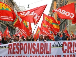 Dipendenti comunali in piazzaManifestano per gli aumenti