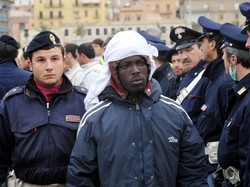 "Trasferiti senza assistenza"Clandestini della Pinar: polemica